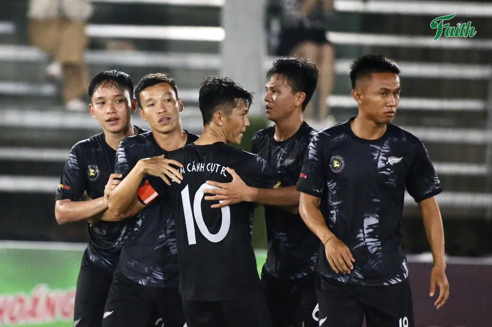 CCC giành vé chung kết