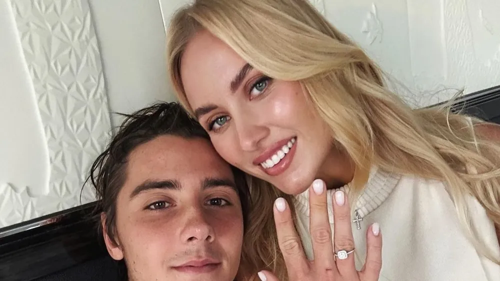 Potapova khoe nhẫn đính hôn Potapova khoe nhẫn đính hôn