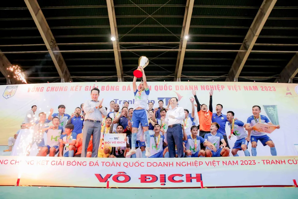 Niềm vui vô địch của Hóa Cảnh. Ảnh: THANH ĐÌNH