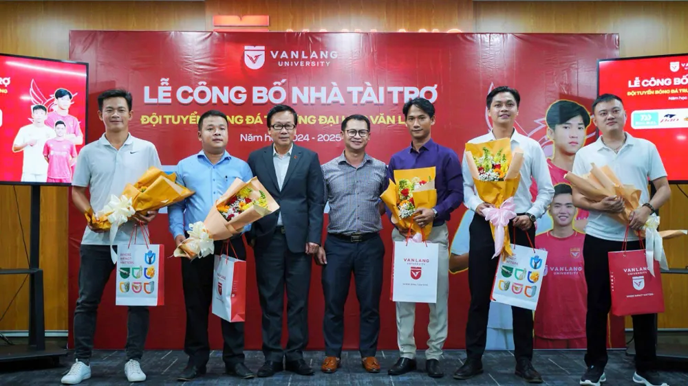 BLĐ Trường Đại học Văn Lang và các Nhà tài trợ cho VLUFC trong mùa giải mới 2024-2025. Ảnh: THANH ĐÌNH
