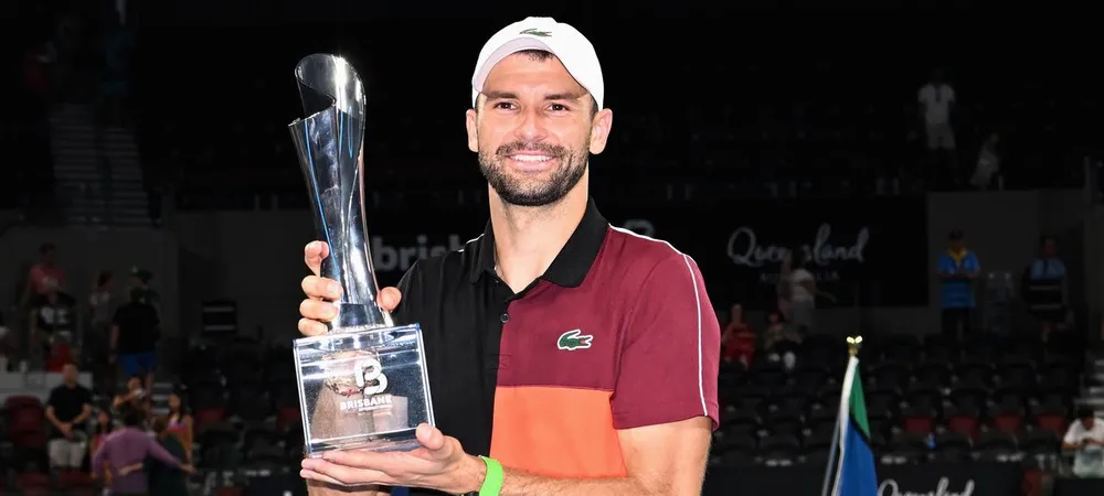 Dimitrov nâng chiếc cúp vô địch đơn nam Brisbane International 2024