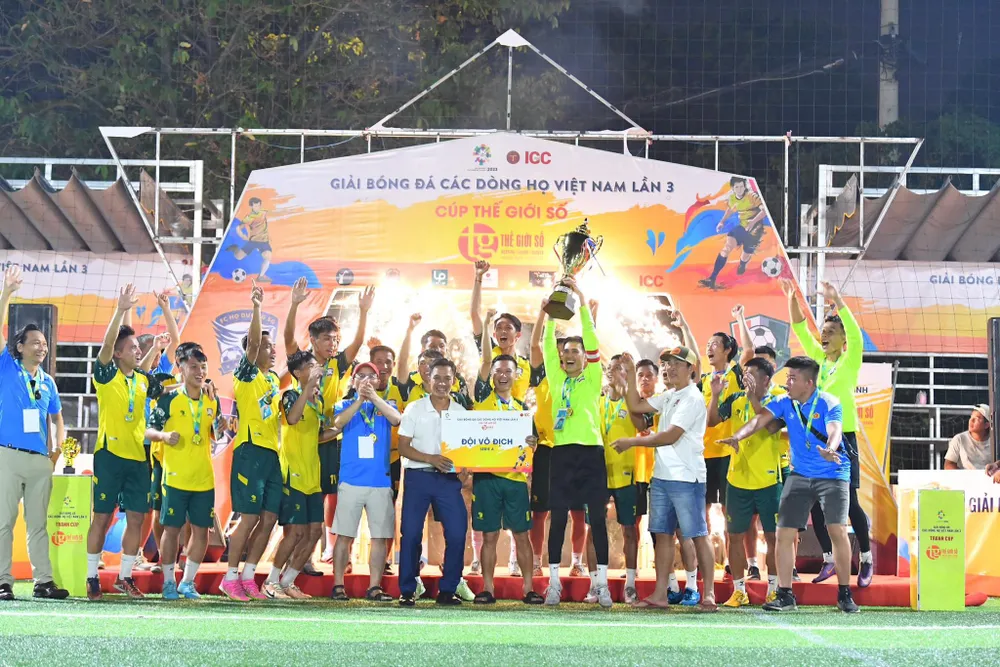 Niềm vui nâng cúp vô địch của FC Họ Dương Sài Gòn. Ảnh: THANH ĐÌNH