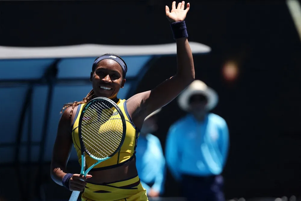 Gauff tươi tắn lọt vào vòng 2