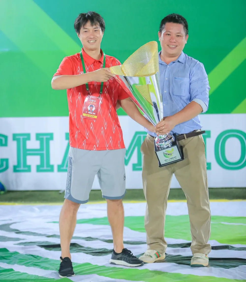 Bộ đôi Tuấn Anh gấu (phải) và Phú Gia Lai với chiếc cúp đầu tiên trong màu áo An Biên FC. Ảnh: LÊ ANH