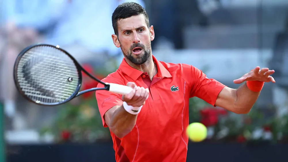 Djokovic thắng dễ dàng nhưng gặp tai nạn ngay sau đó
