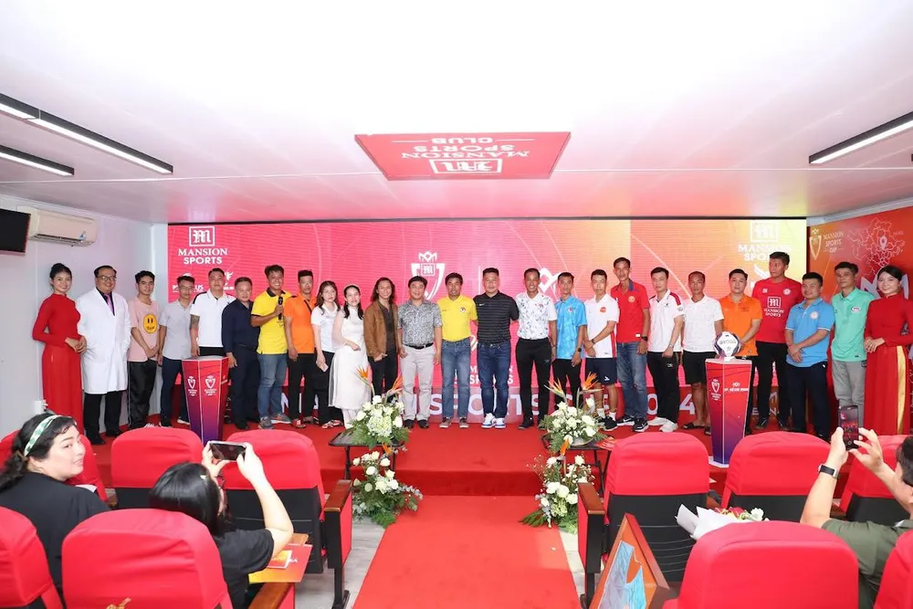 BTC chụp hình với đại diện các đội bóng tham dự VCK toàn quốc. Ảnh: ĐOÀN NHẬT