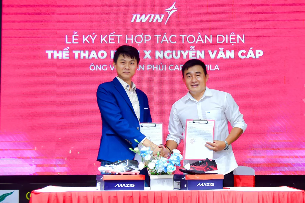 Capdevila (áo trắng) và ông Nguyễn Thế Quang bắt tay hợp tác cho bản hợp đồng có thể có thời hạn là 3 năm. ẢnH: ĐOÀN NHẬT