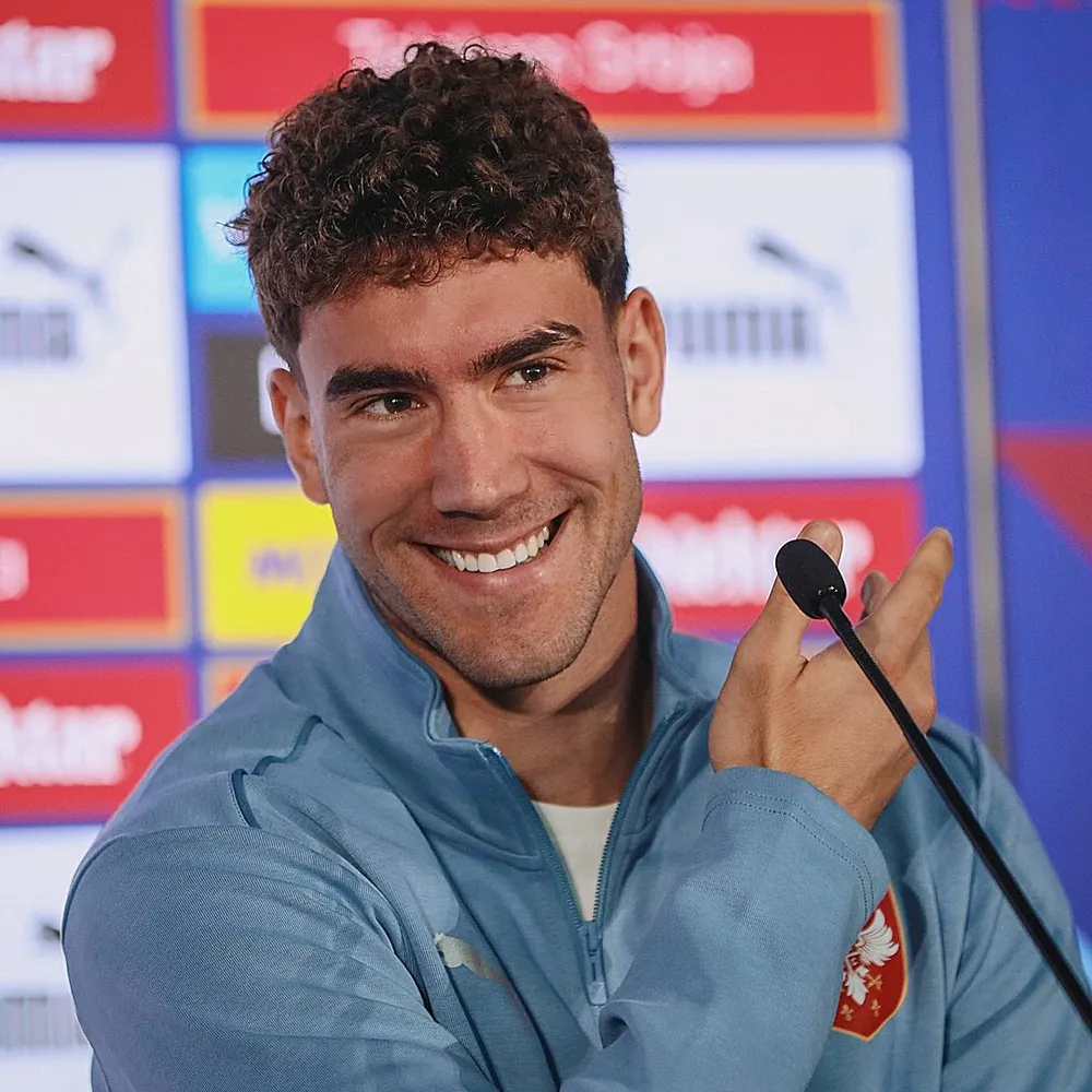 Vlahovic trả lời phỏng vấn phóng viên