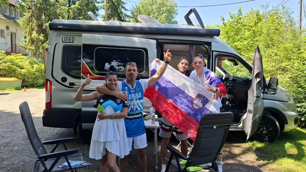 Slovenia Fans 02.jpg