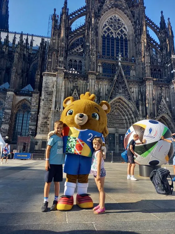 Slovenia Fans 03.jpg