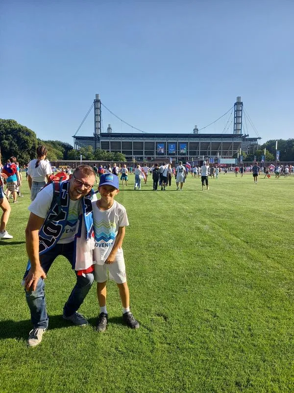 Slovenia Fans 04.jpg