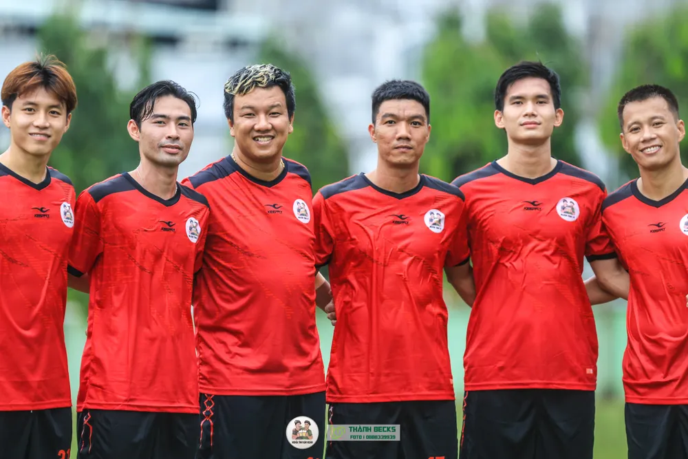 "Ông bầu" Ba ghiền ((thứ 3 từ trái sang) trong trận giao hữu trước Lễ xuất quân của Nghĩa Tình FC. Ảnh: ĐOÀN NHẬT