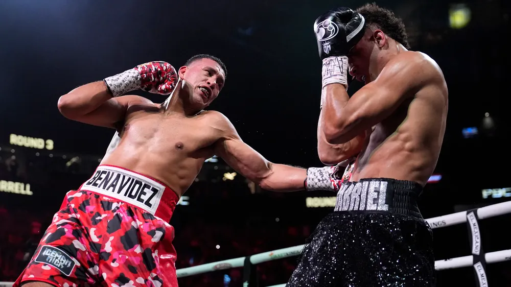 Benavidez tung một cú body-shot vào người đối thủ Cuba