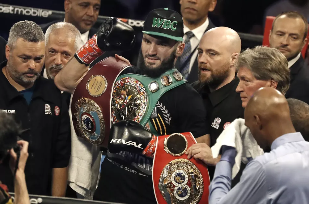 HLV Ramsey (áo đen bên trái) và Beterbiev sau chiến thắng đầu tiên trước Bivol