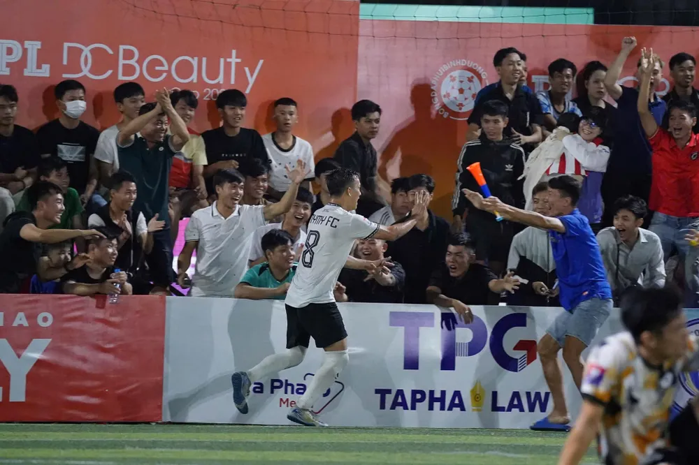 Đông đảo khán giả đến xem trận chung kết và chứng kiến MyMy FC lên ngôi