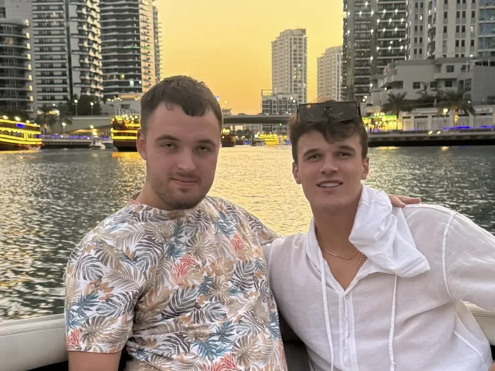 Mensik và anh trai.jpg