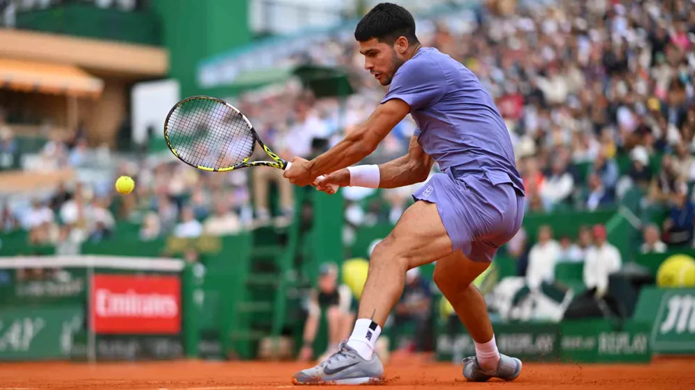 Alcaraz xuất sắc vượt qua Fils