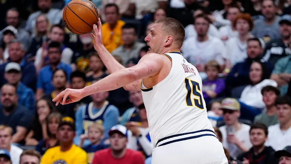 Jokic đã nâng mức thành tích trung bình lên: 29,8 điểm - 12,8 lần tranh bóng bật bảng thành công và 10,3 kiến tạo