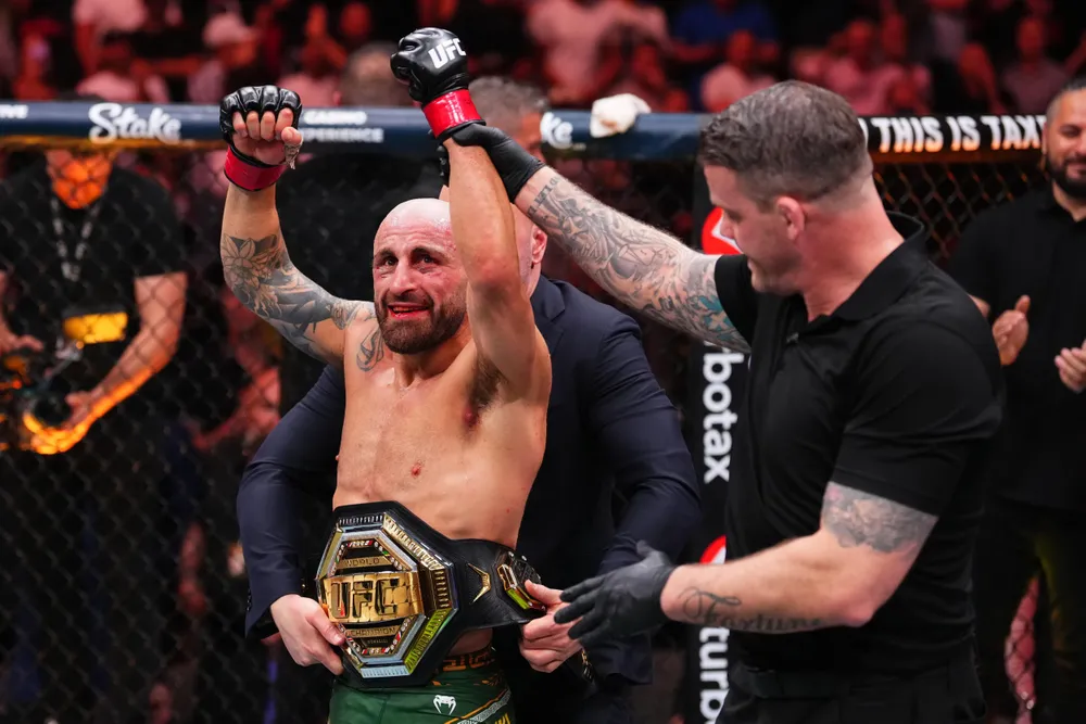 Volkanovski giành lại đai hạng lông của UFC