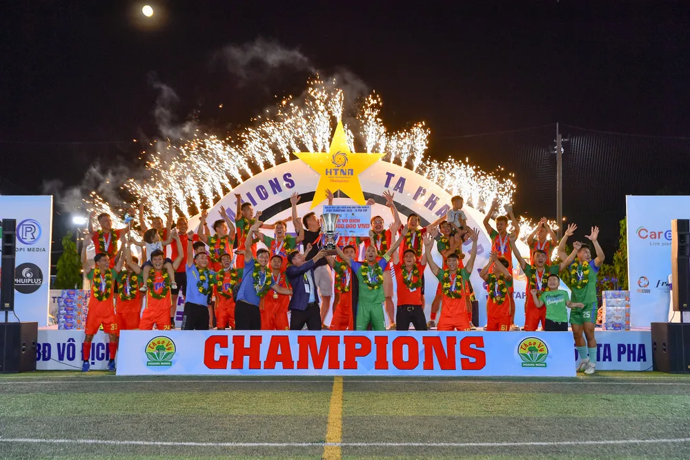 Tập thể Hoàng Nông Thảo Vy giương cao cúp vô địch. Ảnh: ĐOÀN NHẬT