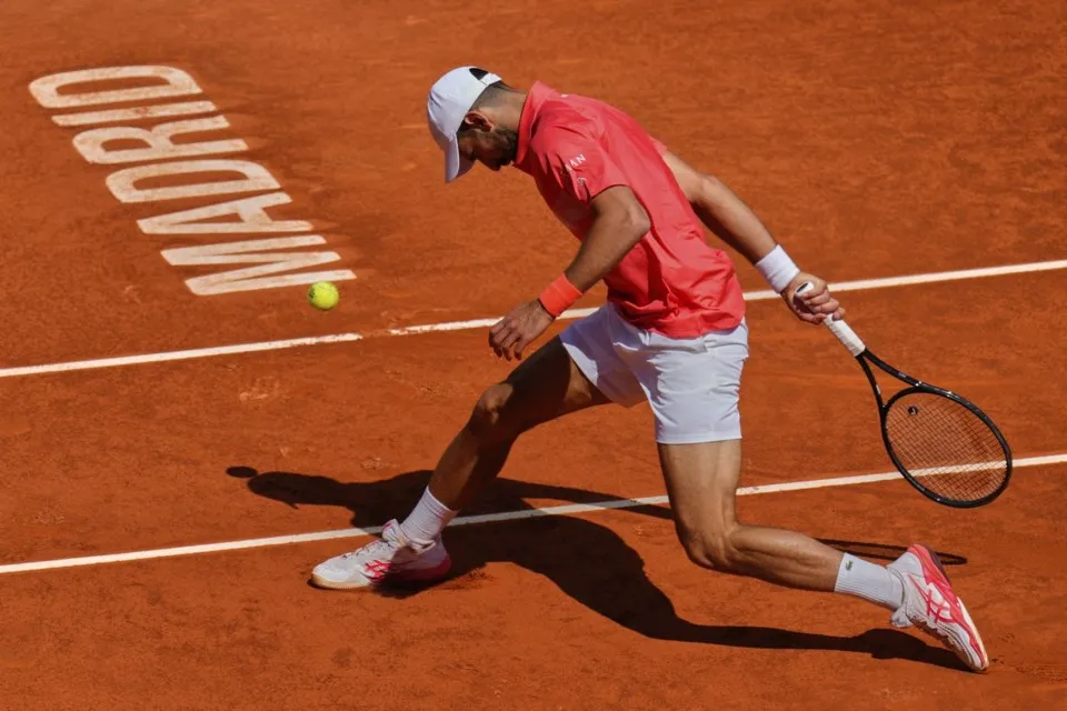 Djokovic bất lực trên sân đấu