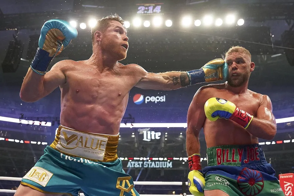 Saunders trúng đòn Canelo trong trận thượng đài hồi năm 2021