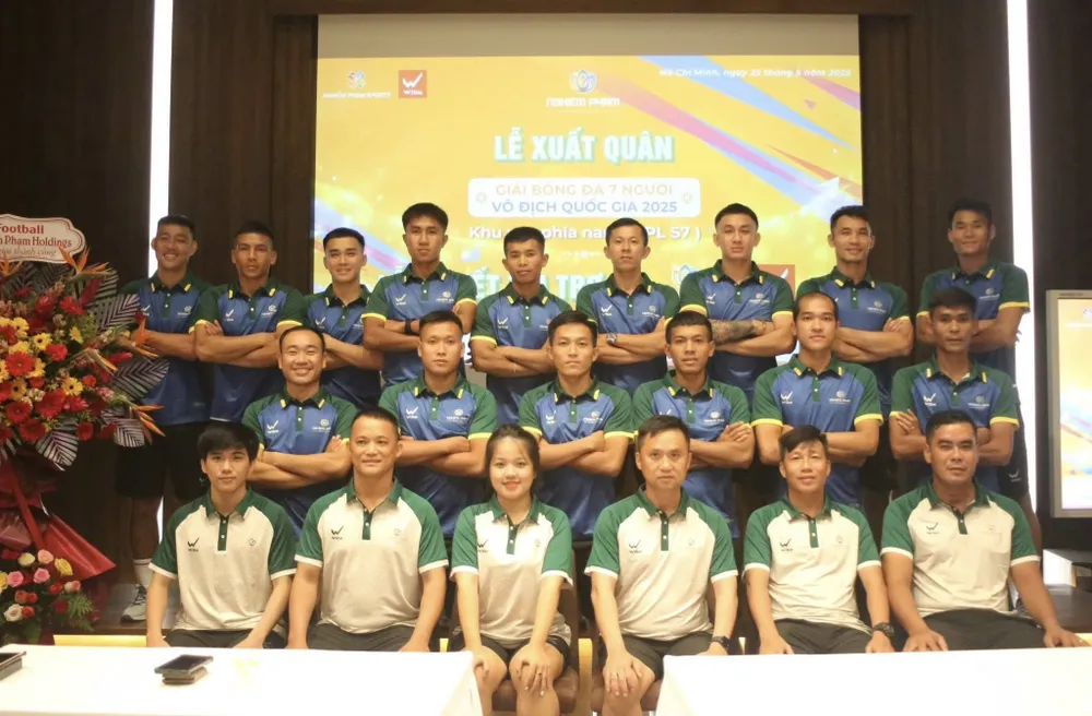 Tập thể Nghiêm Phạm Holdings trong buổi Lễ xuất quân