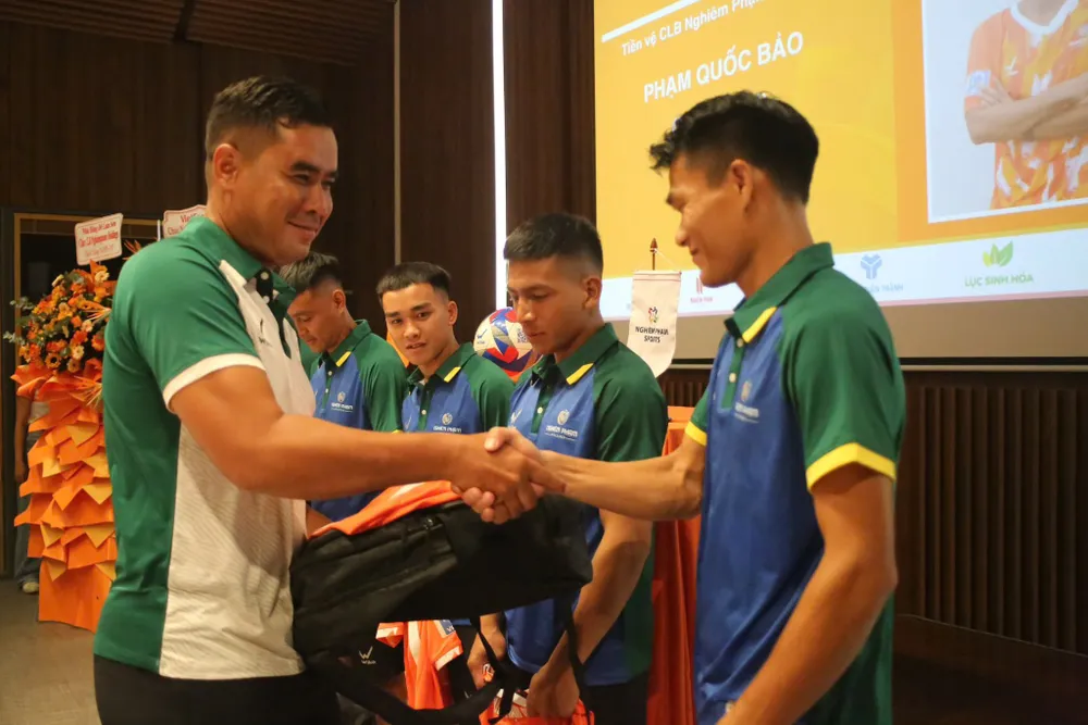 NP xuất quân 05.jpg