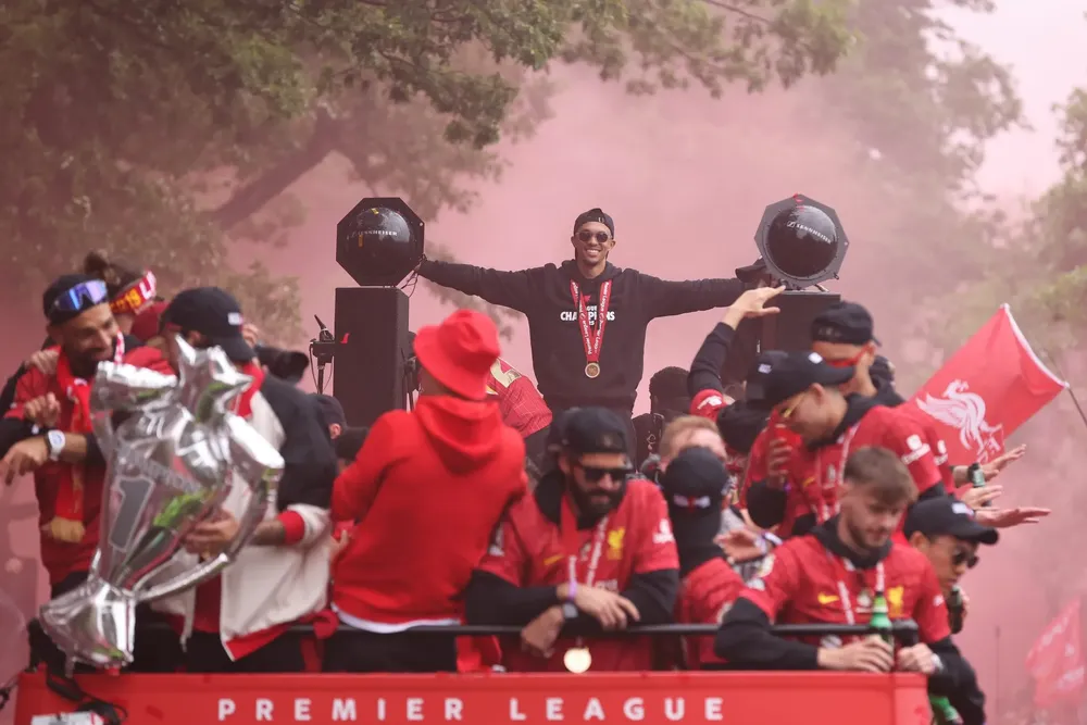 Alexander-Arnold trong buổi ăn mừng ngôi vô địch Premier League của Liverpool