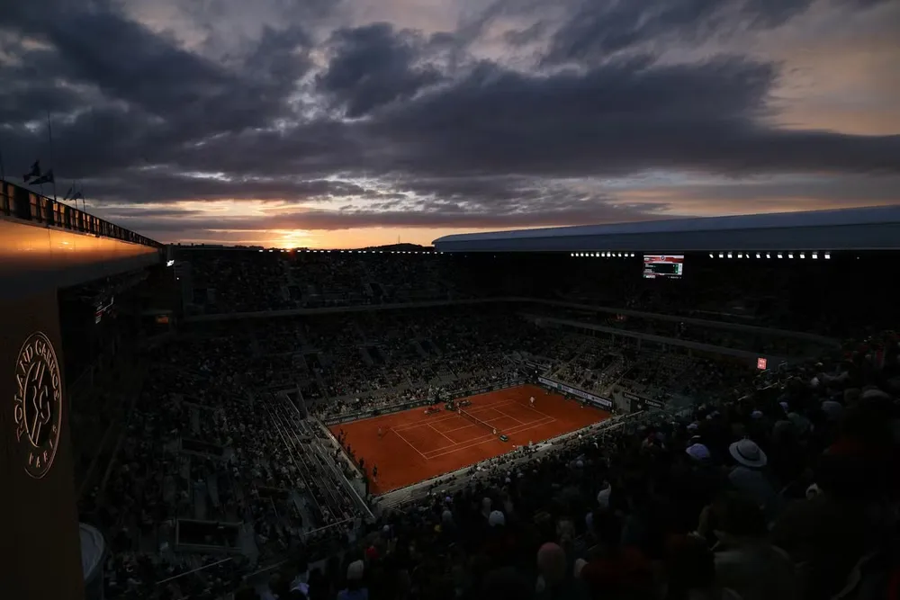 Một trận đấu đêm ở Sân trung tâm Philippe Chatrier khi hoàng hôn sắp tắt