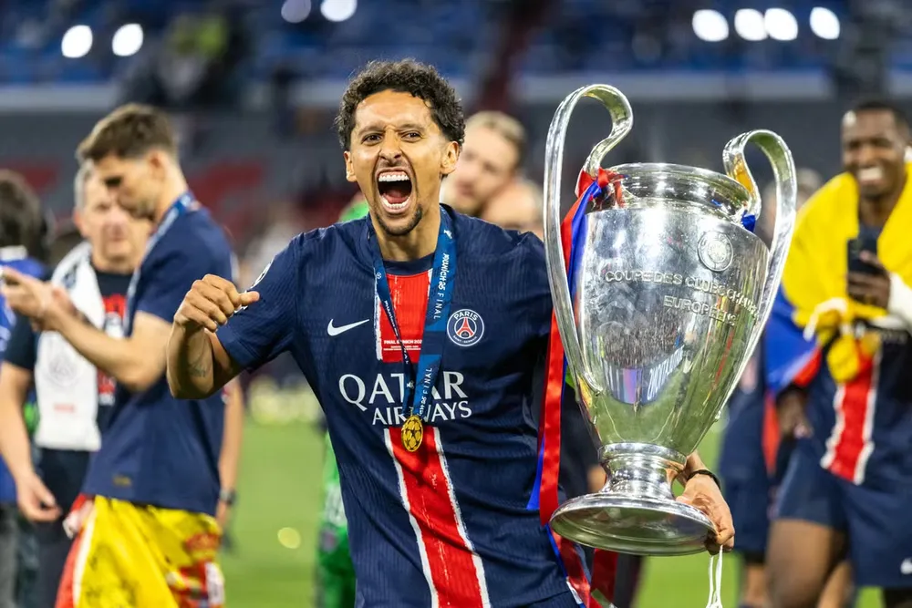 Đội trưởng của PSG - Marquinhos và chiếc cúp vô địch Champions League