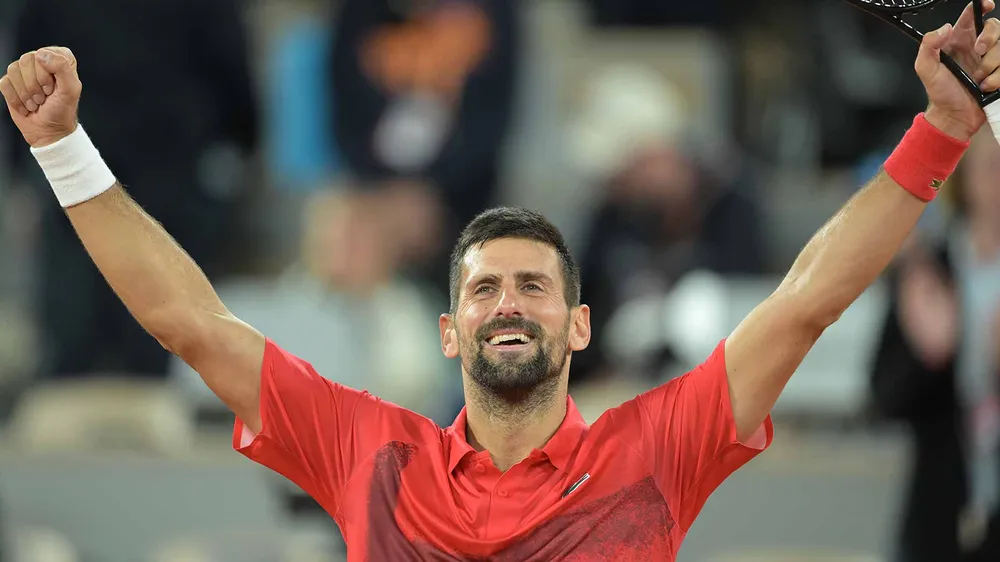 Djokovic ăn mừng chiến thắng trước Zverev