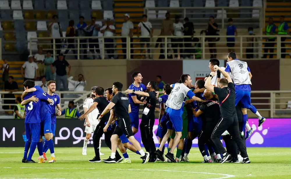 Niềm vui của các tuyển thủ và BHL Uzbekistan