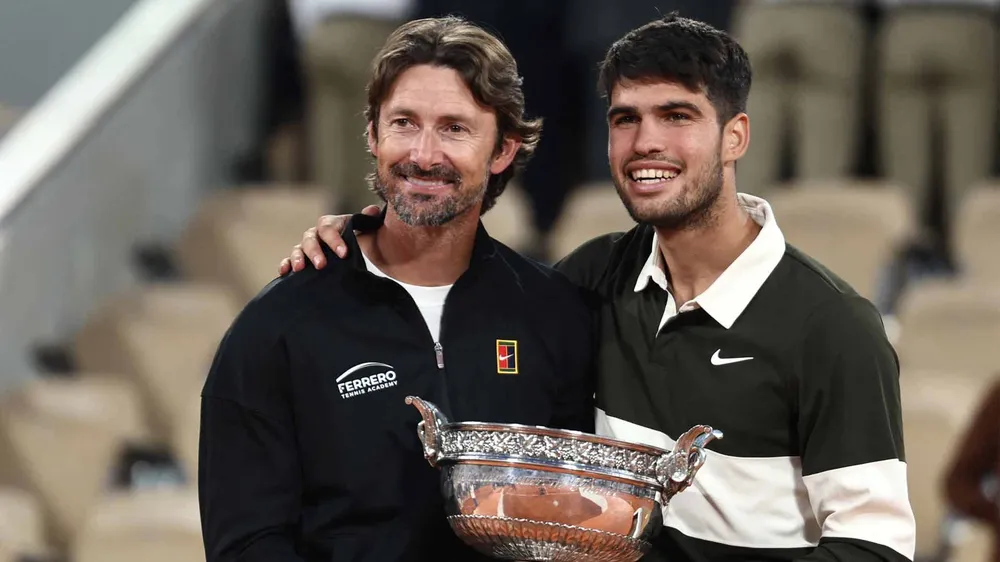Alcaraz cùng HLV Ferrero với chiếc cúp vô địch Roland Garros 2025