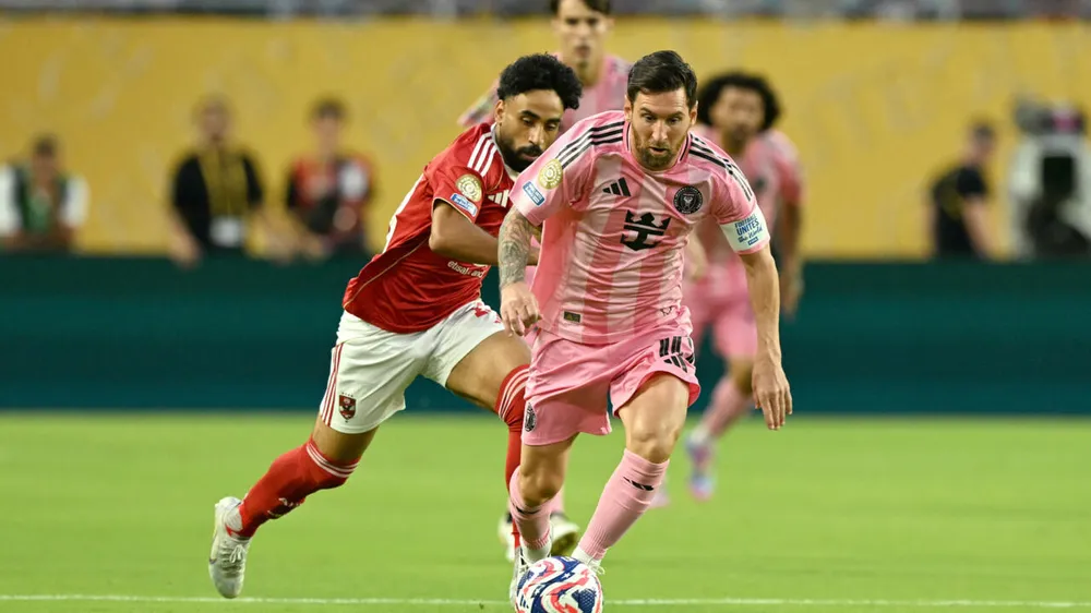 Messi là tâm điểm trong trận mở màn