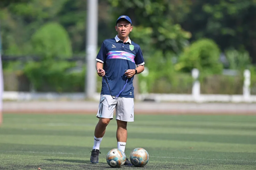 HLV Phú Nguyễn chỉ đạo các cầu thủ 36 Hoàng Nông Thảo Vy tập luyện ngày hôm qua