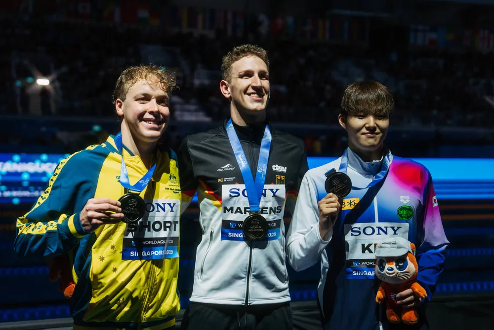 Martens (giữa) giành HCV bơi lội trong hồ đầu tiên ở Singapore