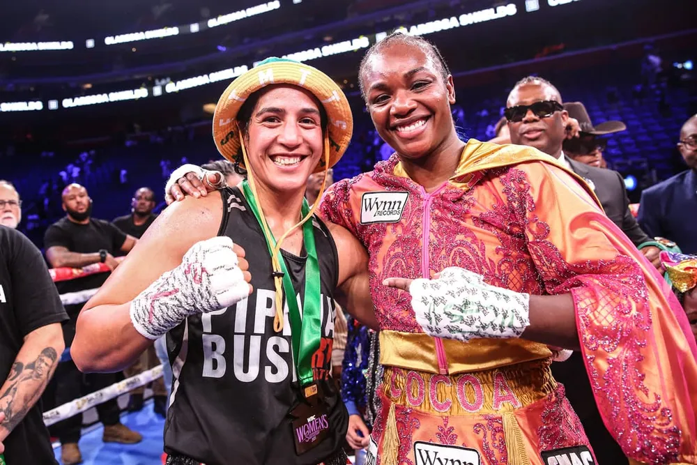 Shields (phải) và Daniels sau trận đấu