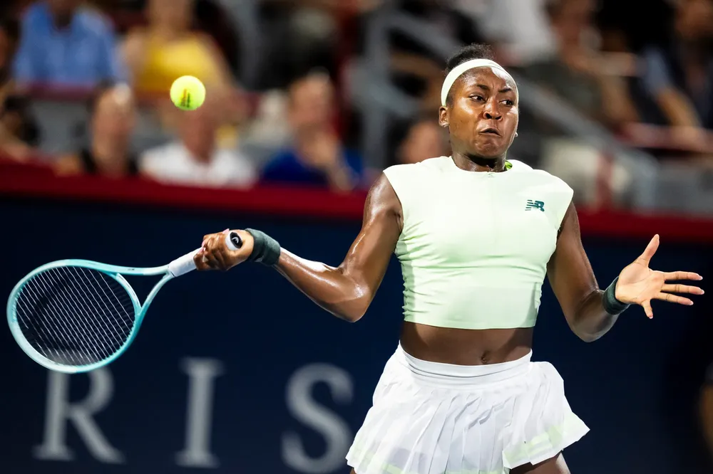 Gauff chật vật vượt qua Collins