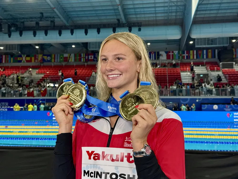 McIntosh khoe 4 tấm HCV