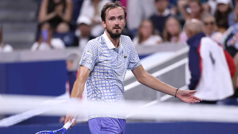 Medvedev bất ngờ bị loại ngay vòng 1