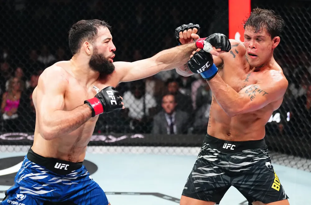 Imavov (trái) đánh bại Borralho sau 5 hiệp đấu