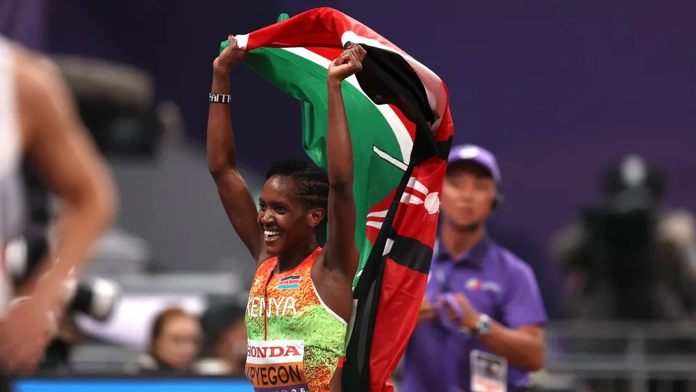 Kipyegon ăn mừng chiến thắng