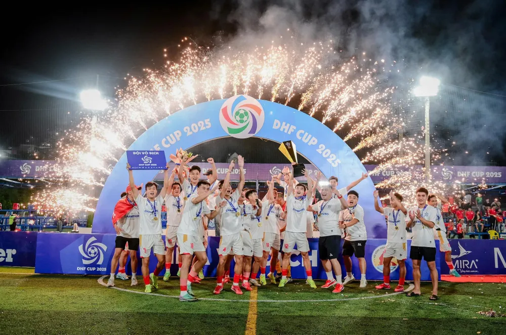 Khoảnh khắc Kingtek Quảng Nam giương cao chiếc cúp vô địch