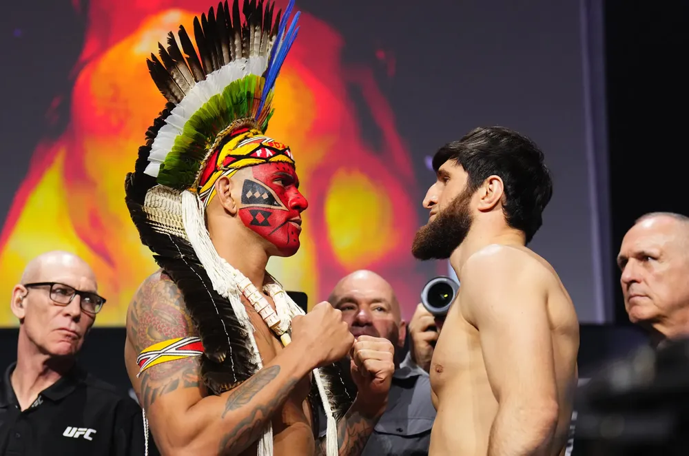 Ankalev đã đối đầu Pereira (ăn mặc phong cách thổ dân châu Mỹ) ở UFC 313 hồi tháng 3 năm nay