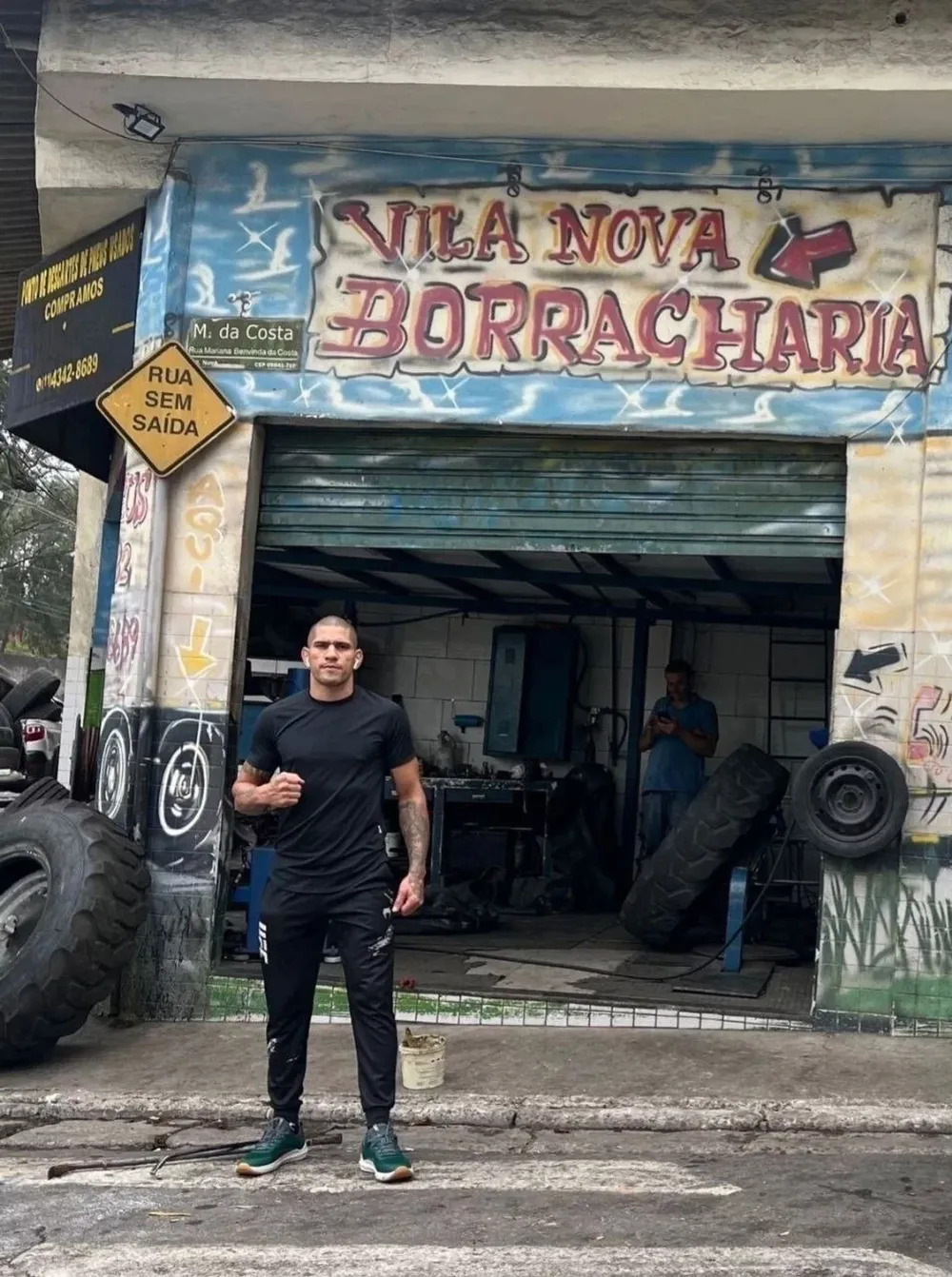 Pereira sửa xe 01.jpg