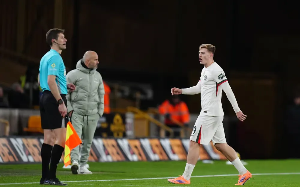 Delap bị đuổi khỏi sân đấu