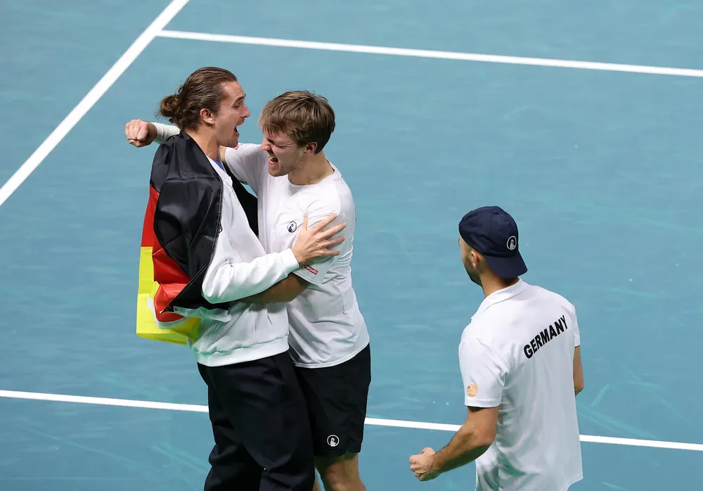 Zverev ăn mừng cùng các đồng đội tuyển Đức