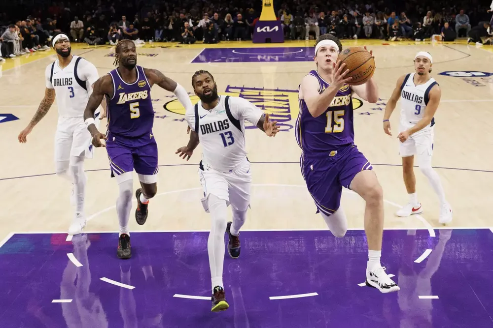 LA Lakers (áo tím) toàn thắng cả 4 trận vòng bảng NBA Cup