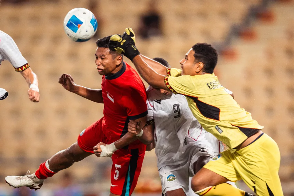 U22 Singapore (áo đỏ) thua thảm Timor-Leste